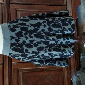 Ann Taylor knit skirt with abstract floral design. Black/gray, elastic waist, SP